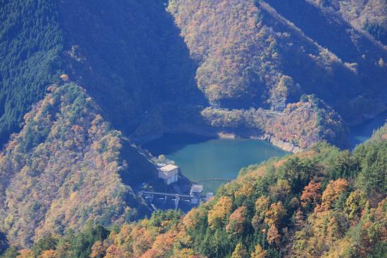 奈良倉山からダム
