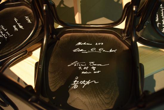 サインされた博物館カフェの椅子