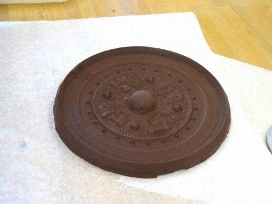 画像：型から外した青銅鏡形チョコレート