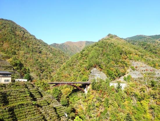 ダムから見た下流の山々