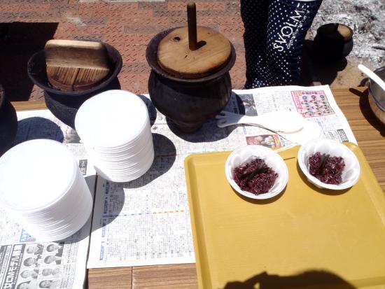 画像：炊いた黒米と煮炊きに使った甕