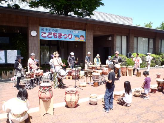 画像：縄文土器太鼓の演奏