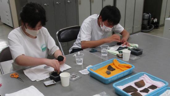 画像：土器の拓本作業の様子
