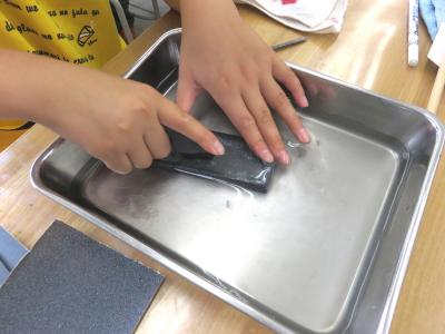 画像：矢じりペンダント作りの様子