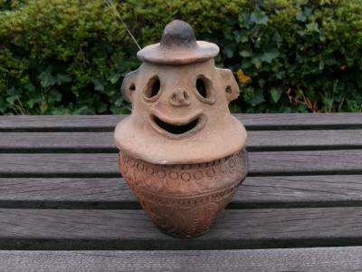 画像：パプア風顔面装飾土器の制作例