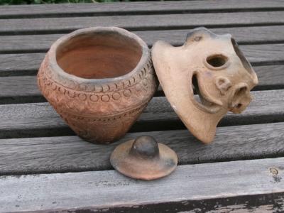 画像：パプア風顔面装飾土器の制作例（分割）