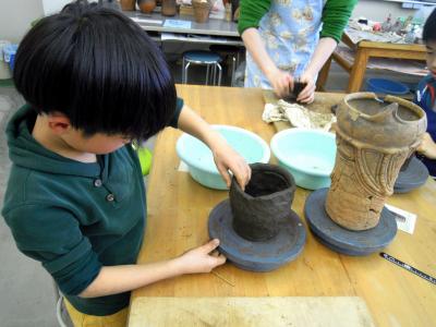 画像：縄文土器作りの様子