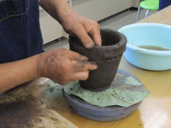 画像：縄文土器作りの様子