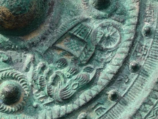 画像：甲斐銚子塚古墳出土・三角縁神獣車馬鏡（拡大）