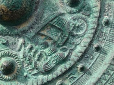 画像：甲斐銚子塚古墳出土・三角縁神獣車馬鏡（拡大）