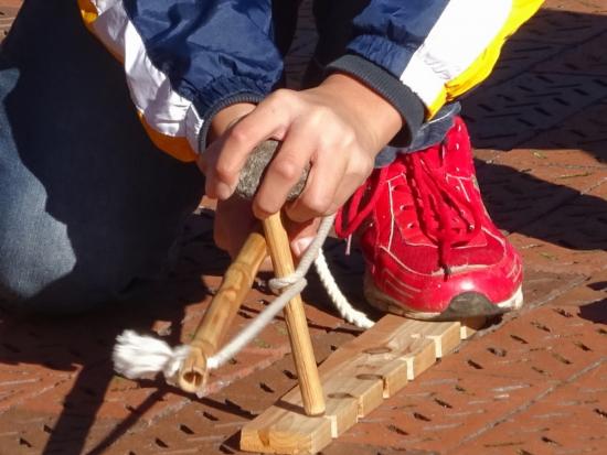 画像：火起こしの様子