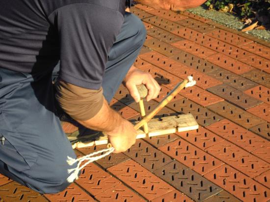 画像：火起こしの様子