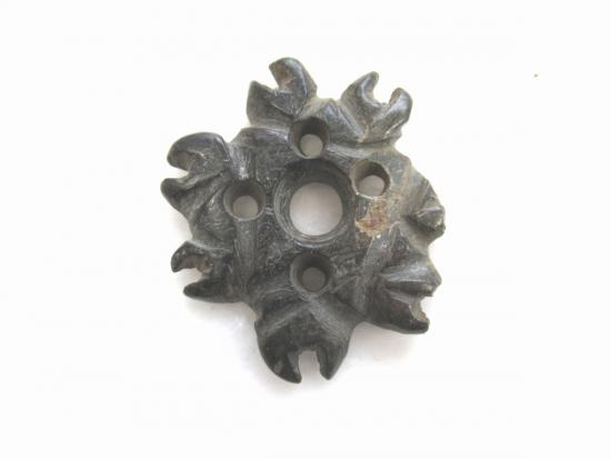 画像：青木遺跡出土・石製装身具