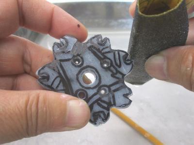 画像：石製ペンダント作りの様子