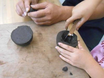 画像：土笛作りの様子