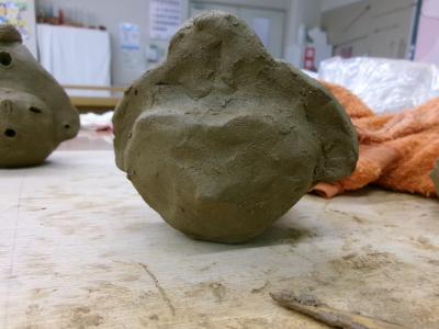 画像：顔面装飾作りの様子