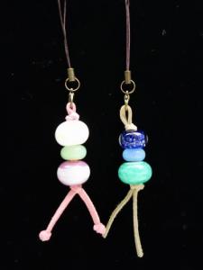 画像：トンボ玉ストラップの制作例