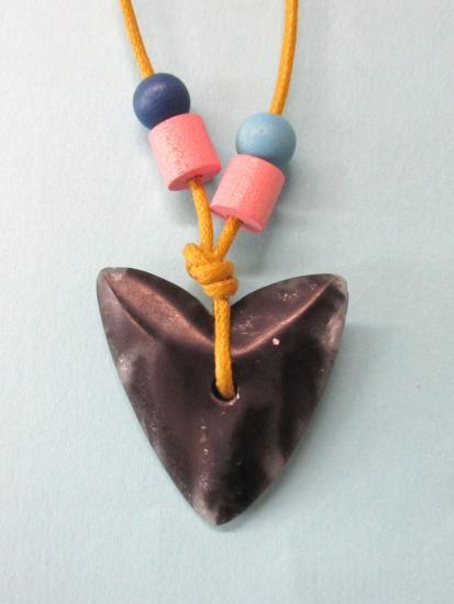 画像：矢じりのペンダントの制作例