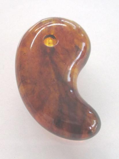 画像：琥珀の勾玉の制作例