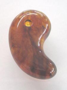 画像：琥珀の勾玉の制作例