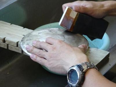 画像：研磨作業の様子
