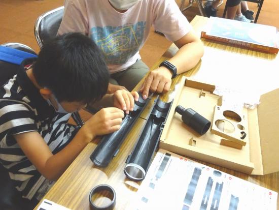 画像：望遠鏡づくり体験の様子