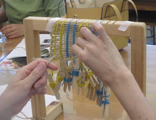 画像：アンギン編みによる作品作りの様子