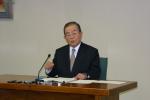 平成17年度予算案について説明する山本知事