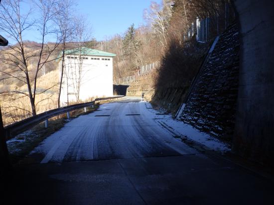 2025年12月19日、湖岸広場から琴川管理事務所に向かう途中、道路に積雪