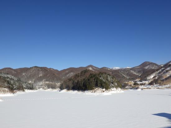 ダム上流の乙女湖に2月8日に雪が降った写真