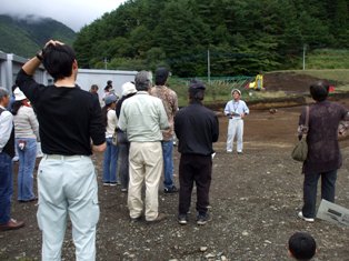 滝沢遺跡見学会の様子1