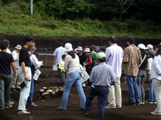 滝沢遺跡見学会の様子2