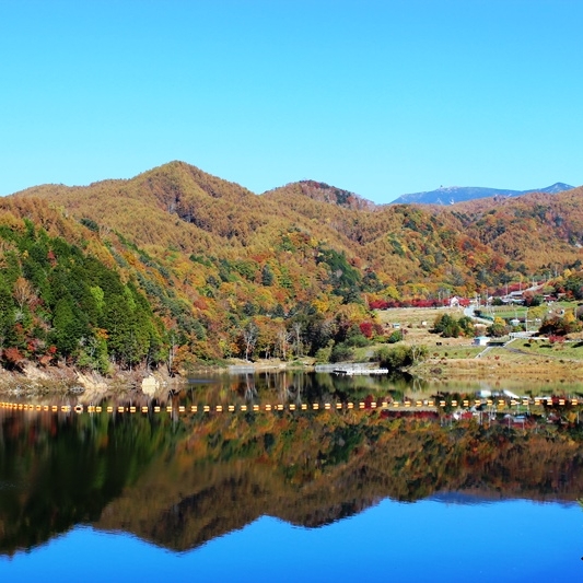 湖面と金峰山