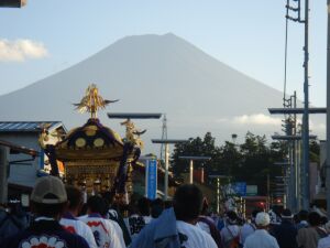 山岳信仰＿吉田の火祭り＿明神神輿