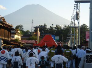 山岳信仰＿吉田の火祭り＿御山神輿