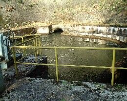 水槽越しに見た導水路出口（天科発電所水槽）