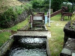 奥にあるのが除塵機（天科残流取水口）