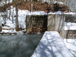 中央に見えるのが取水口スクリーン（琴川第二取水口）