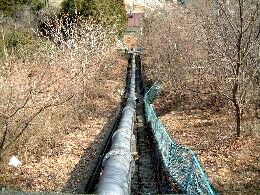 水圧鉄管を見おろしたところ（鼓川発電所上水槽）