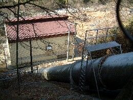 水圧鉄管と発電所（小屋敷第一発電所水槽から見おろしたところ）