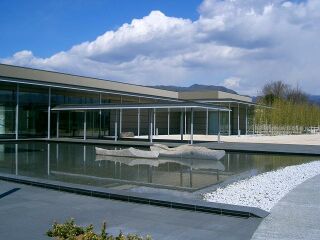 県立博物館の建物外観