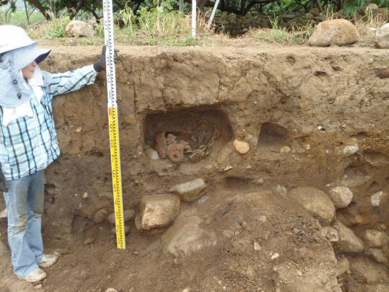 遺跡トピックス0296＿曽利1式人面付き土器出土状況