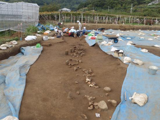 0324_廻り田遺跡B区2号溝遺物出土2