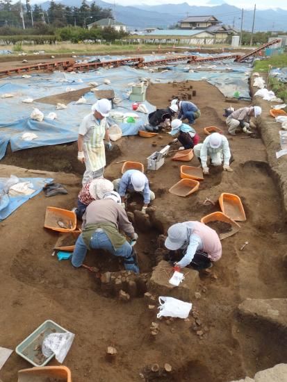 0324_廻り田遺跡B区2号溝遺物出土3