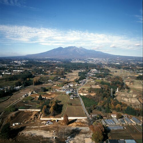 遺跡遠景（南から八ヶ岳を望む500）