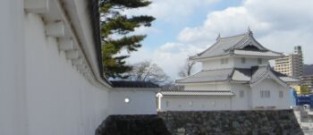 甲府城跡に復元された塀と稲荷櫓