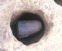 住居の穴の中に横たえられた土器