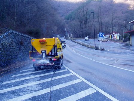 新御坂トンネル融雪剤散布状況