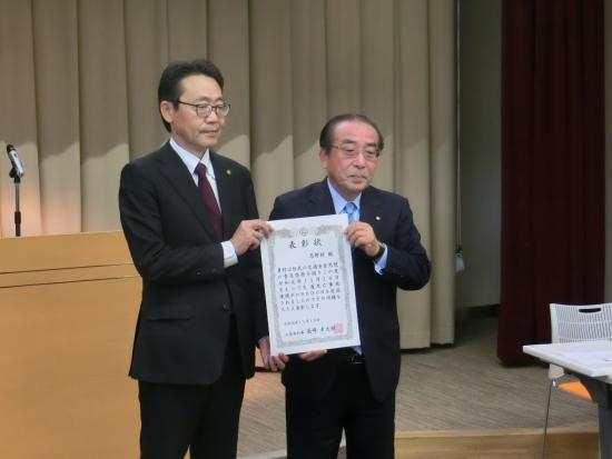 写真1：三井リニア交通局長から天野村長へ表彰状の授与