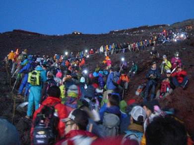 山頂で御来光を拝観しようとする登山者で混雑する登山道